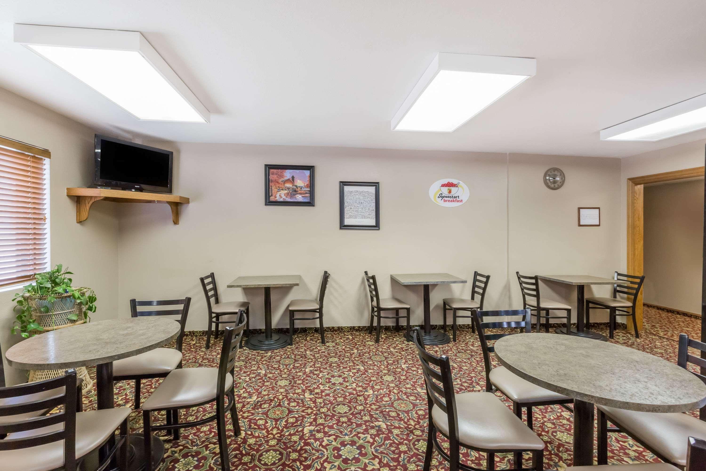 Super 8 By Wyndham Manhattan Ks Exterior foto