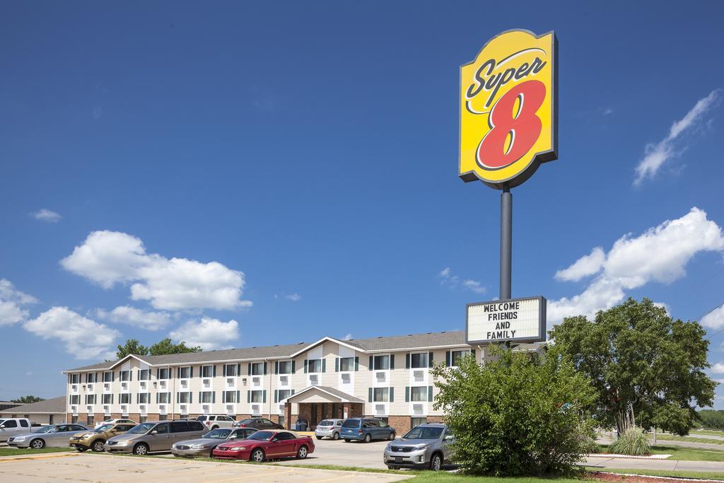 Super 8 By Wyndham Manhattan Ks Exterior foto