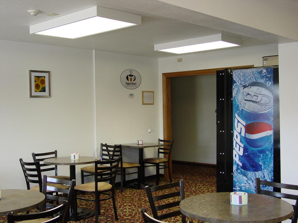 Super 8 By Wyndham Manhattan Ks Exterior foto